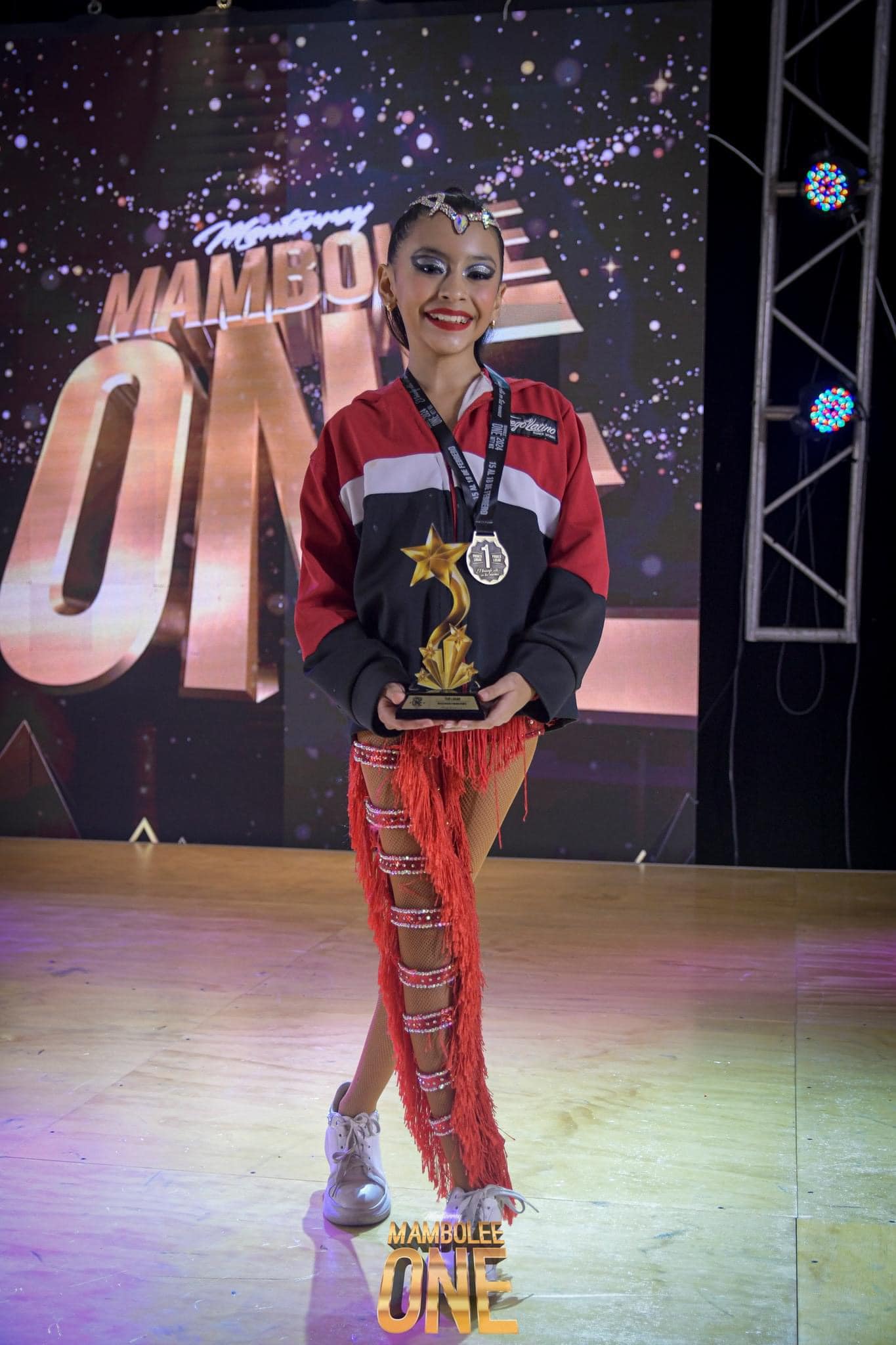 Comunidad de bailarines de Fuego Latino Dance Studio en evento social de baile