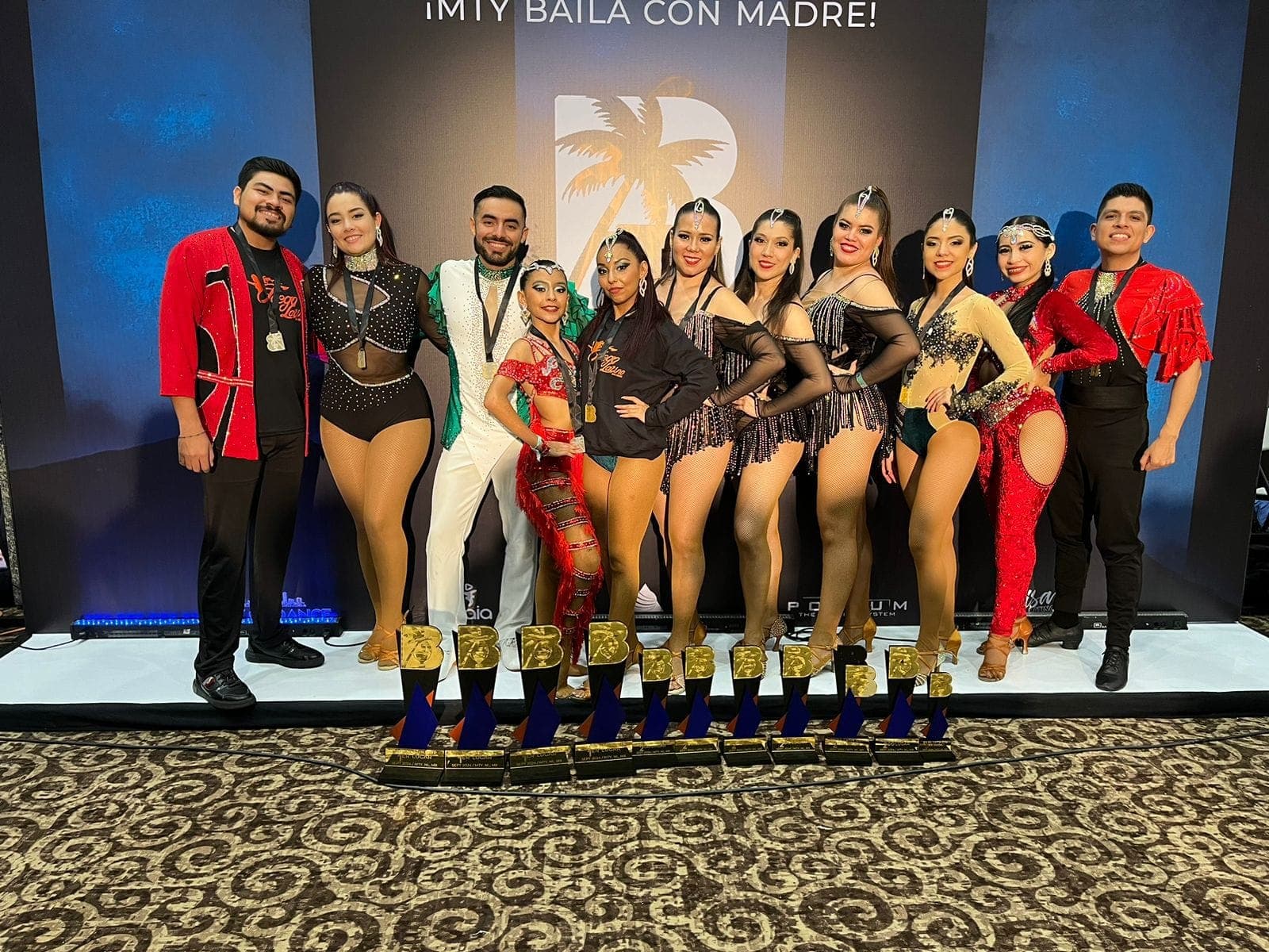 Show de baile Fuego Latino Dance Studio - Bailarines en presentación